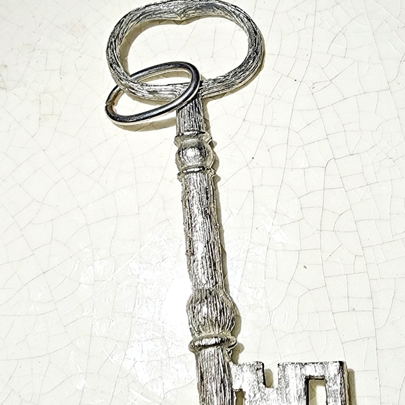 Vintage unisex silver skeleton key pendant charm medallion unsigned Lisner - Picture 2 of 7